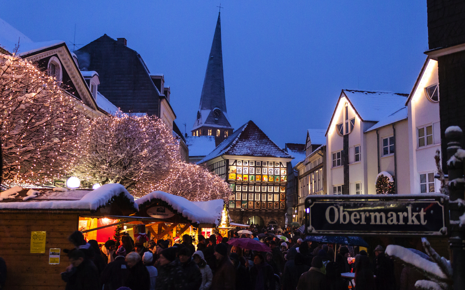 Weihnachtsmarkt in der historischen Altstadt von Hattingen, Deutschland