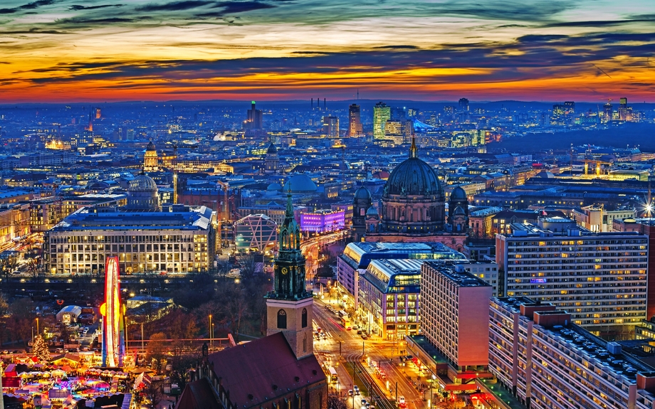 Skyline von Berlin mit Weihnachtsmarkt, Deutschland