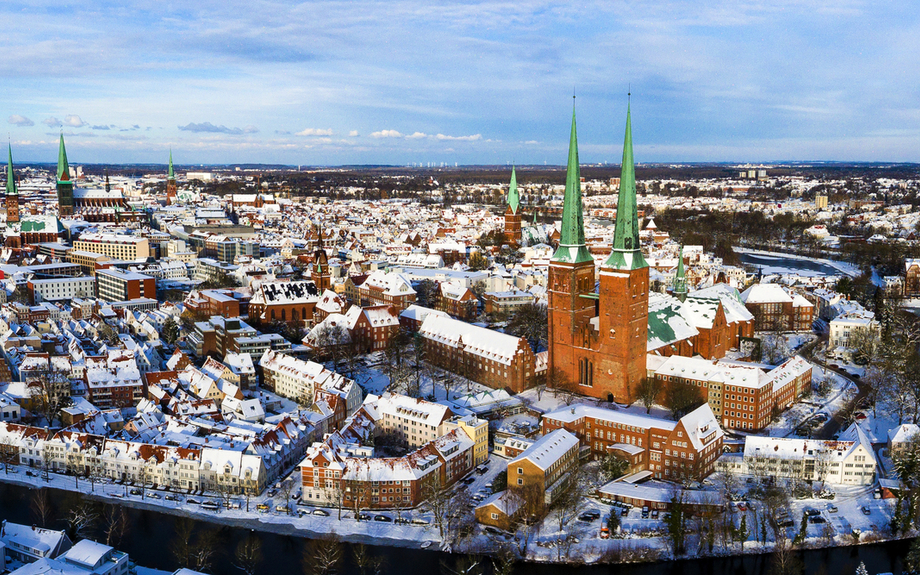 winterliches Panorama von Lübeck 