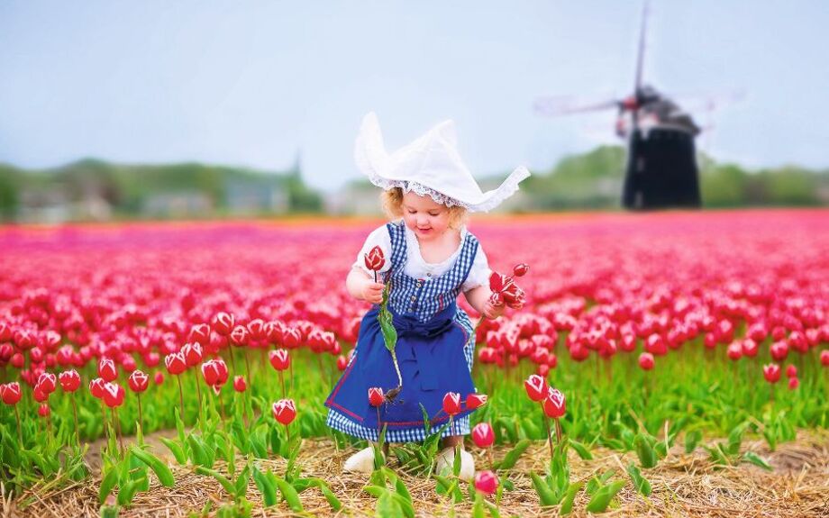 Mädchen in holländischer Tracht
